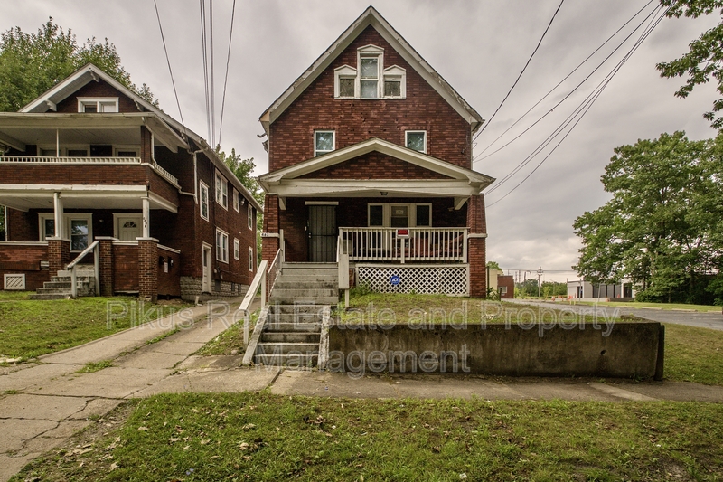 Akron Condo: 487 Crouse Street