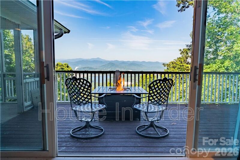 Arden House: 40 Crestwood Dr