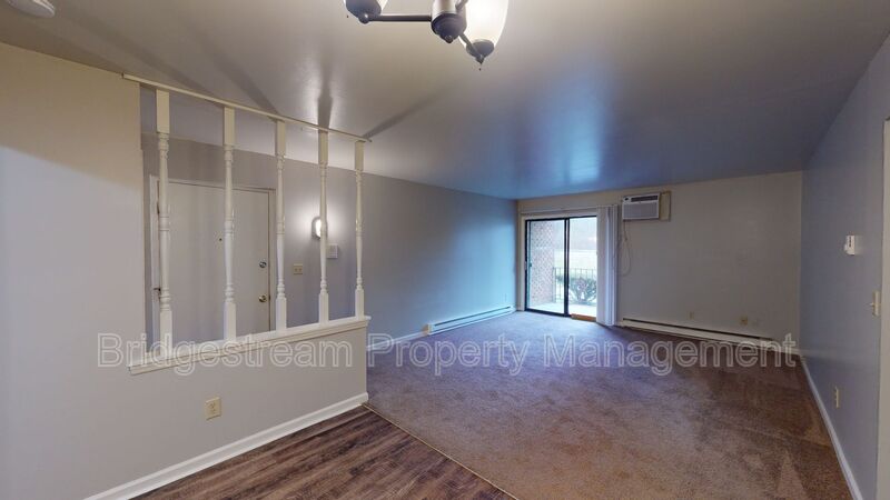 Trotwood House: 481 N Broadway Street