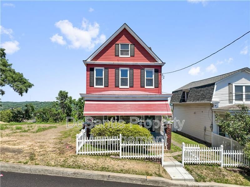 Elliott House: 1008 Rue Grande Vue Street