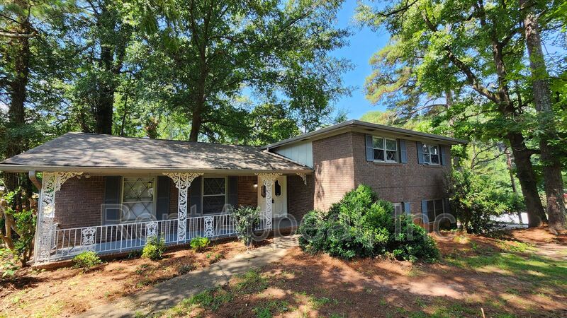 Stone Mountain House: 872 Holly Hedge Rd