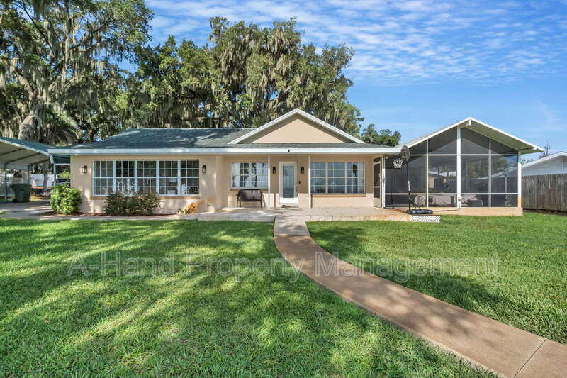 Leesburg House: 606 N Shore Dr