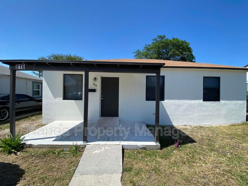 Riviera Beach House: 816 W 4th St