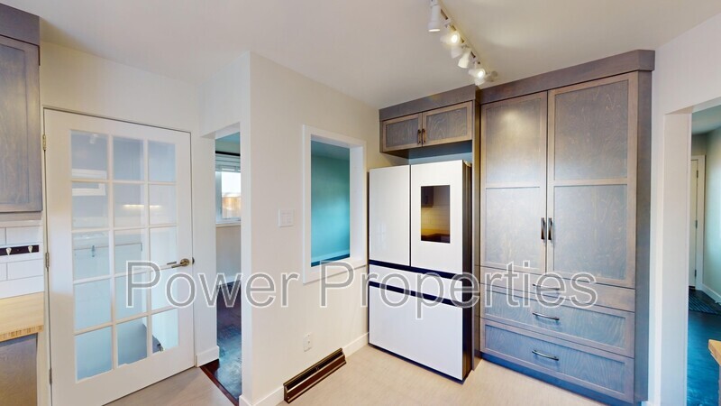 Calgary House: 4111 Charleswood Drive Northwest