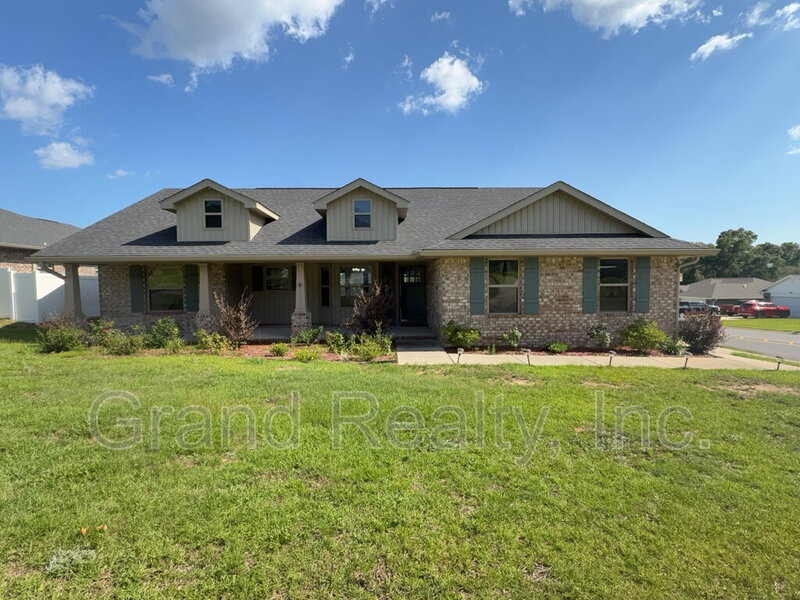 Milton House: 5004 Hamilton Crossing Boulevard