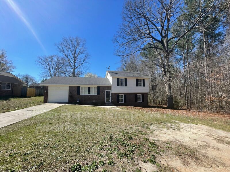 Fayetteville House: 1536 Rossmore Dr