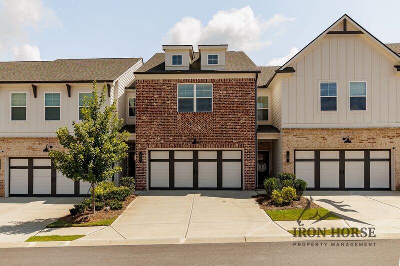 Auburn House: 14 Depot Landing Way