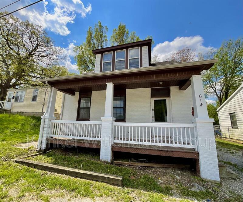 Belleville House: 614 W Monroe