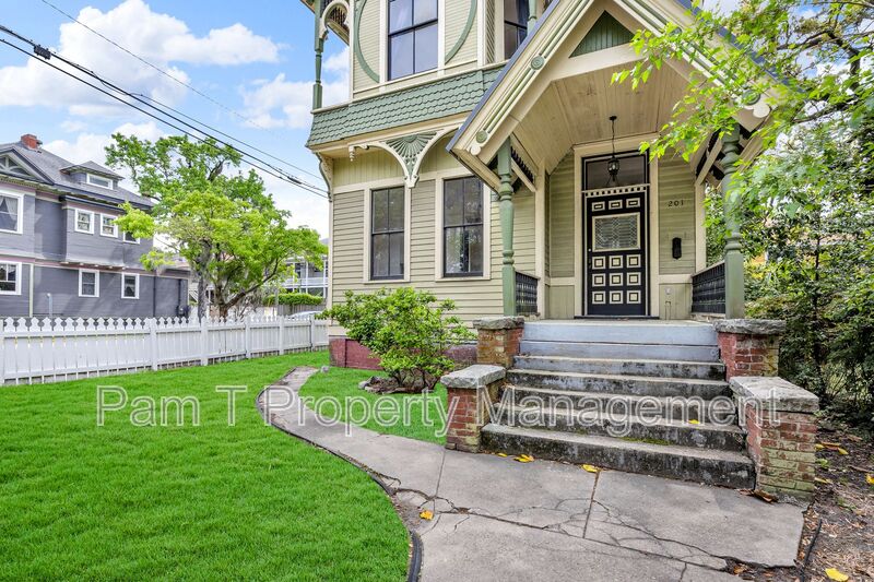 Savannah House: 201 W 37th St