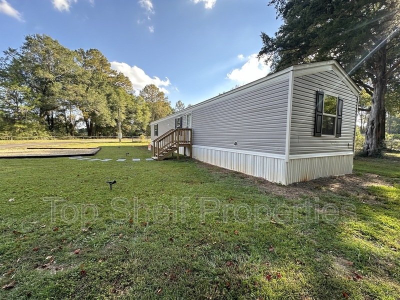 Daleville House: 74 Dilly Branch Road
