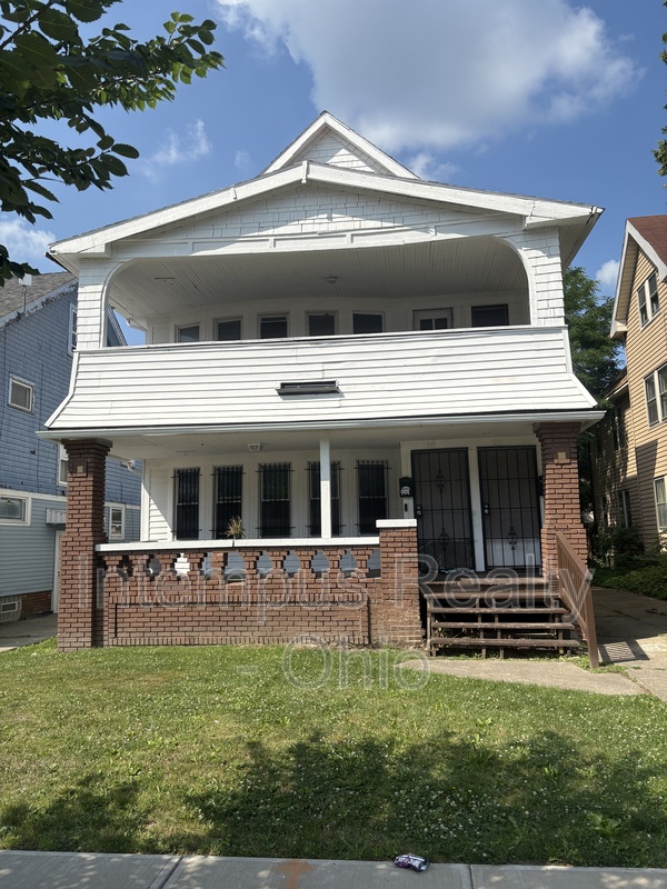 Cleveland House: 942 Eddy Rd