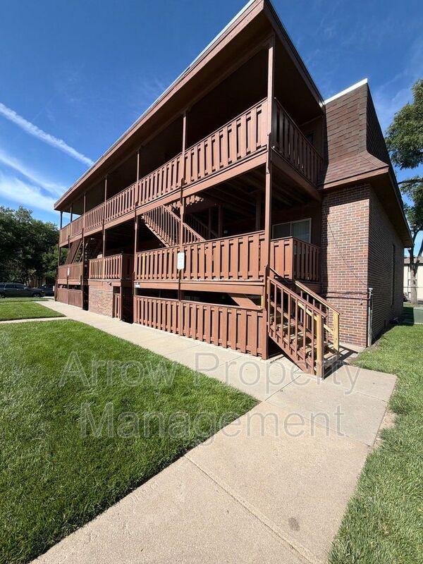 Lincoln Condo: 2338 Lynn Street-6
