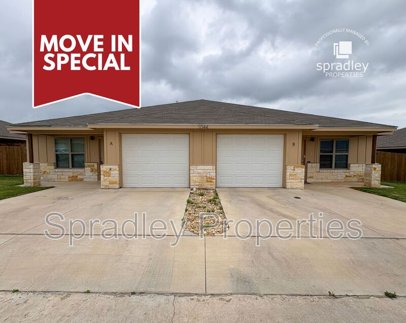 Belton Townhome: 1044A Edwards Dr