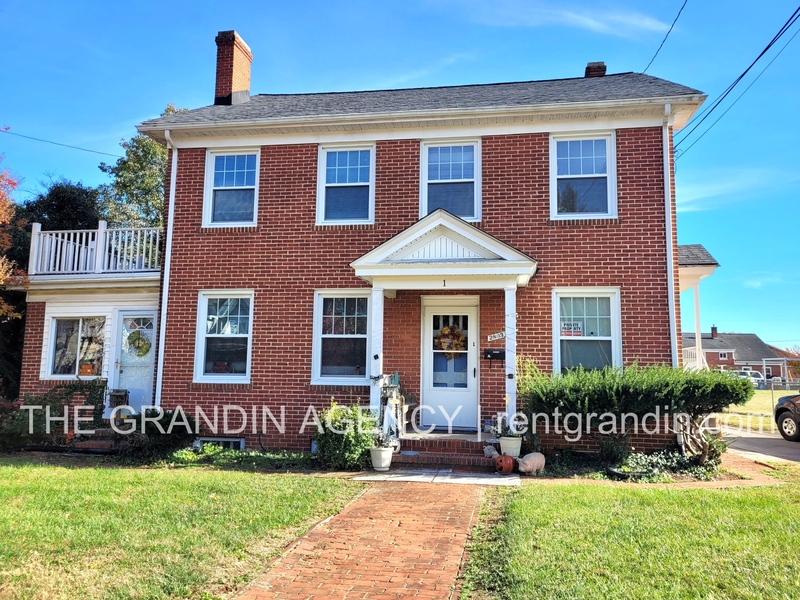 Roanoke House: 2803 Burton Avenue Northwest