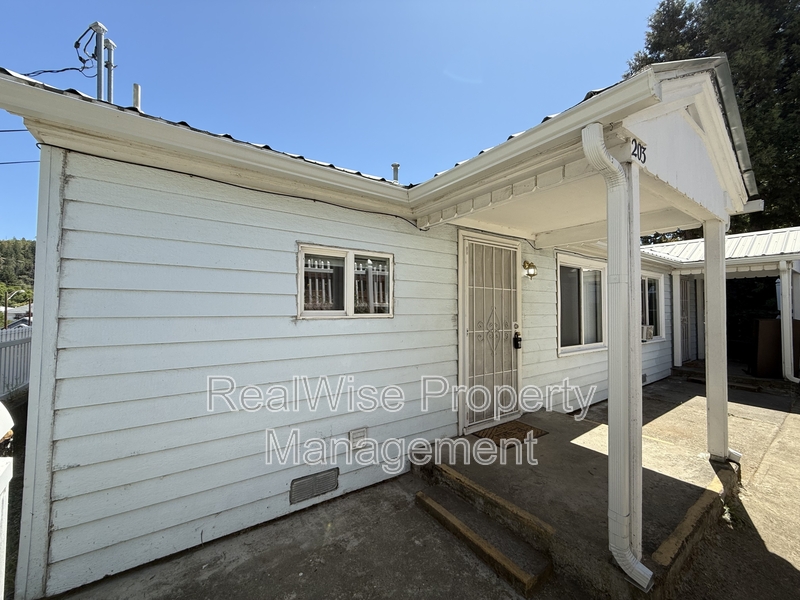 Canyonville Condo: 203 S Pine St