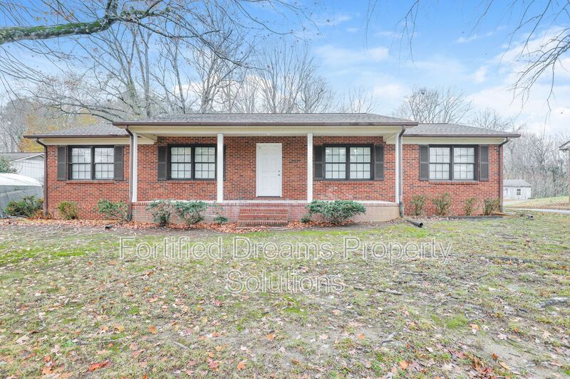 Clemmons House: 2732 Knob Hill Dr