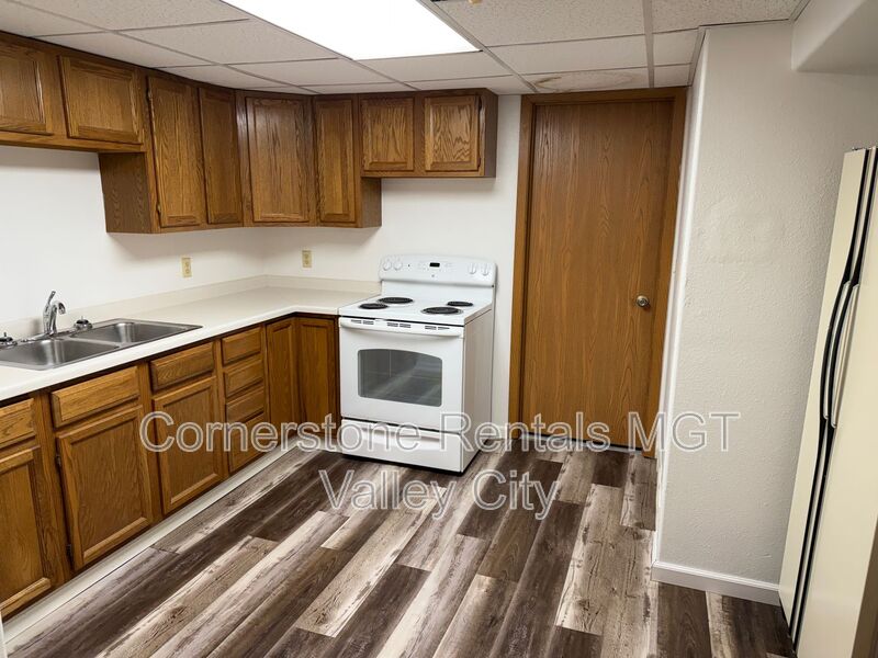 Valley City House: 649 8th Ave SW