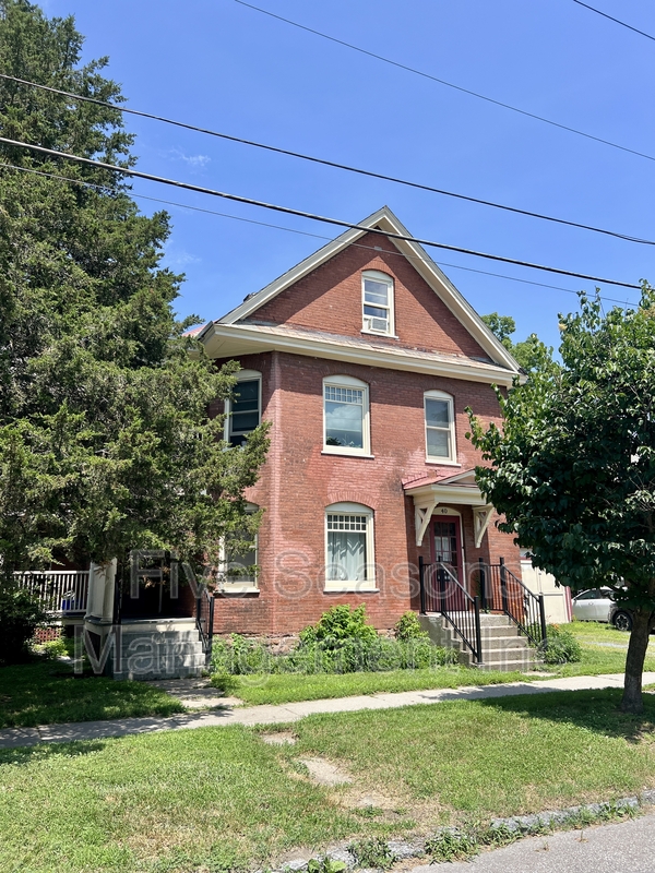 Burlington Condo: 40 Monroe Street -