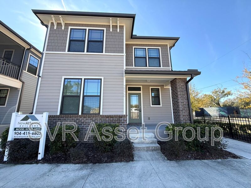 Jacksonville House: 2970 College St