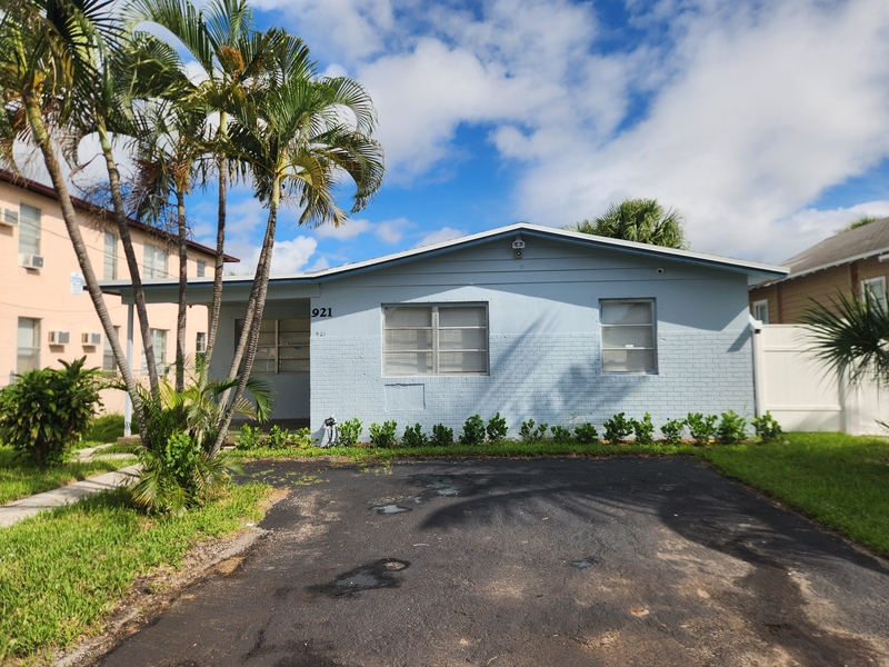 West Palm Beach House: 921 8th Street