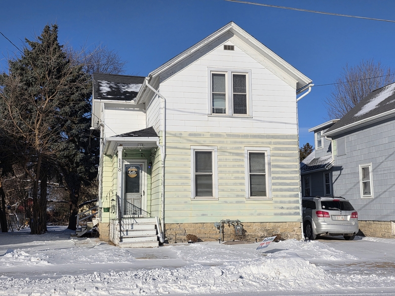 Oshkosh Condo: 118 West 12th Avenue - Upper