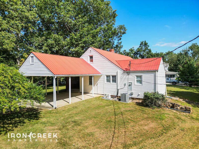 Candler House: 82 Sand Hill School Road