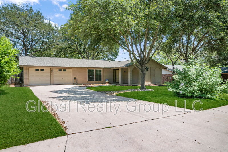 Universal City House: 412 Cordoba Dr