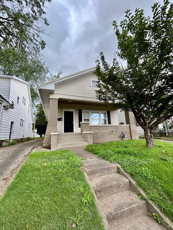 Evansville House: 635 Rotherwood Av