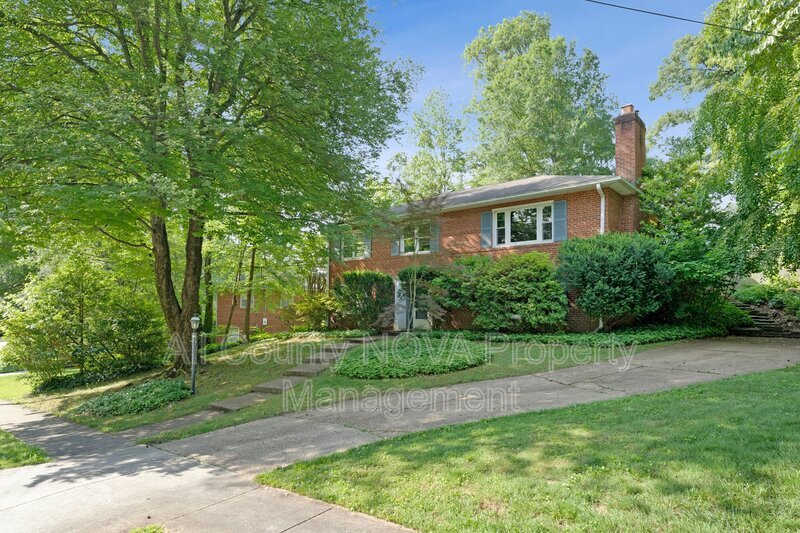 Falls Church House: 3160 Ravenwood Dr