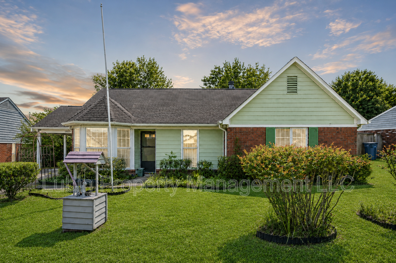 Olive Branch House: 10331 Oak Leaf Drive